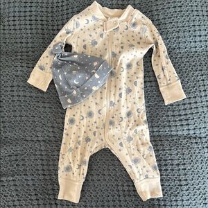 Hanna Andersson Cream and Blue Footies and Bonnet Set with Whimsical Star Print